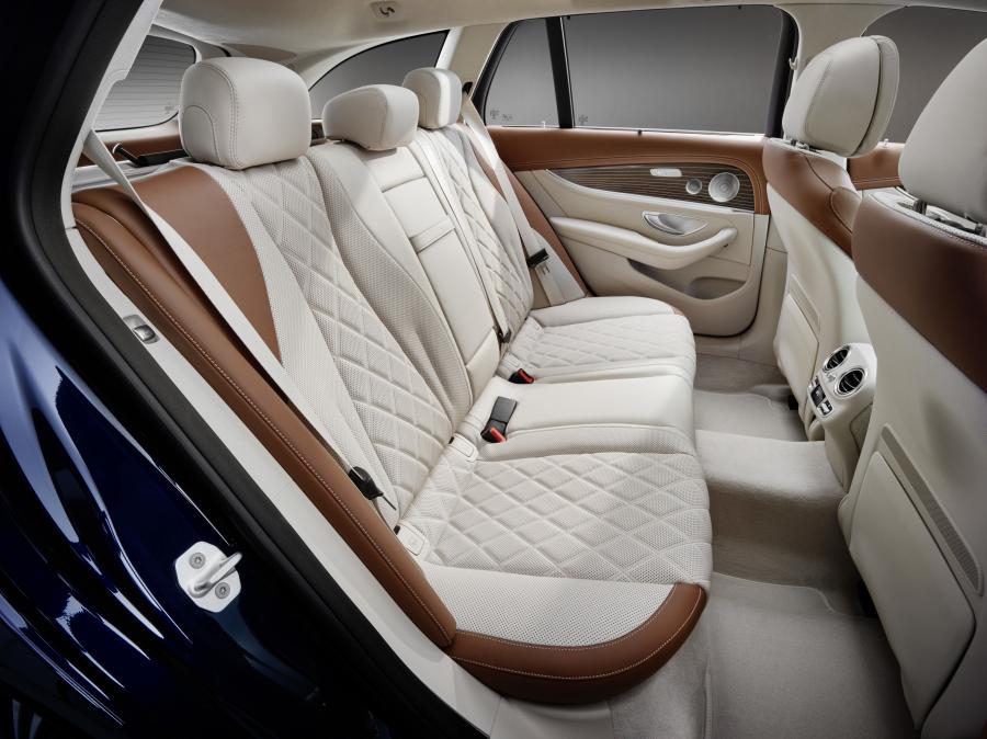 Интерьер Mercedes-Benz E350 d Exclusive Line Estate 2016 года  (фото 29 из 30)